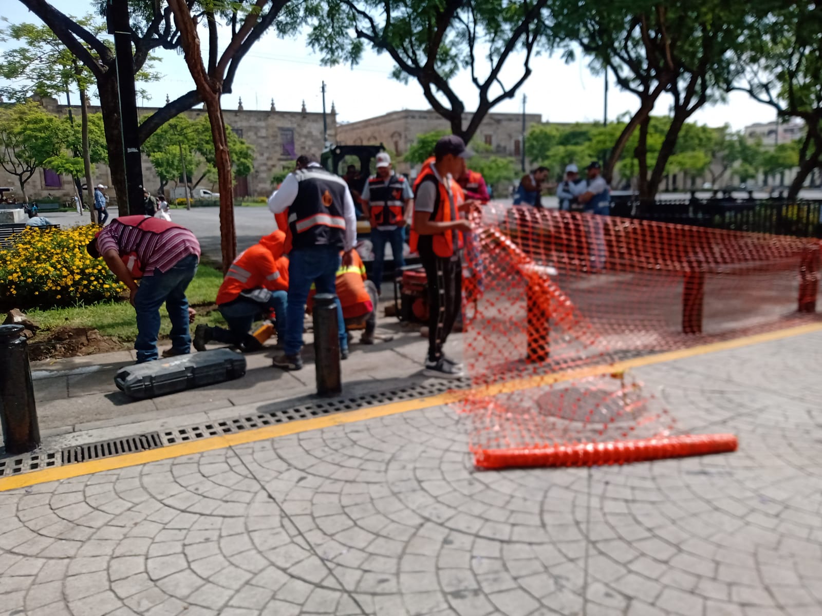 Prohíben paso en plazas del Centro por obras mundialistas; acusan política de blanqueo urbano Prohíben paso en plazas del Centro por obras mundialistas; acusan política de blanqueo urbano
