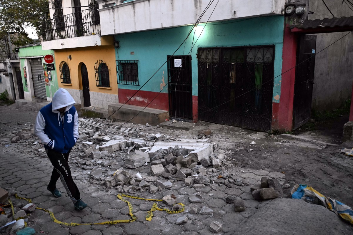Guatemaltecos duermen en las calles tras sismos que causaron tres muertos Guatemaltecos duermen en las calles tras sismos que causaron tres muertos