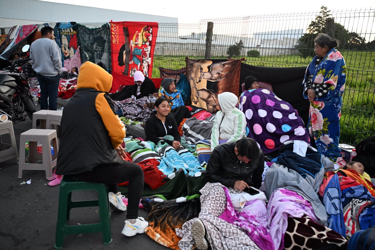 Guatemaltecos duermen en las calles tras sismos que causaron tres muertos Guatemaltecos duermen en las calles tras sismos que causaron tres muertos