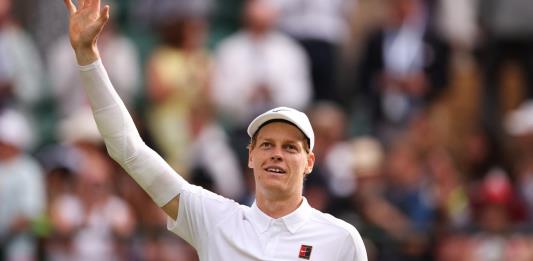 Sinner supera molestias en el codo y pasa a semifinales en Wimbledon