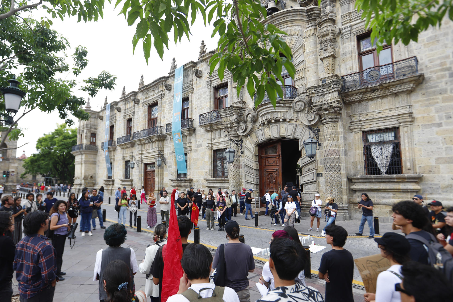 Universitarios exigen la identificación de los cuerpos hallados en Zapopan Universitarios exigen la identificación de los cuerpos hallados en Zapopan
