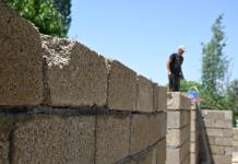 Kirguistán impulsa la construcción de casas de arroz, una alternativa ecológica al hormigón