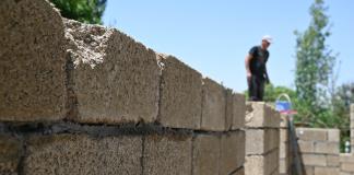 Kirguistán impulsa la construcción de casas de arroz, una alternativa ecológica al hormigón