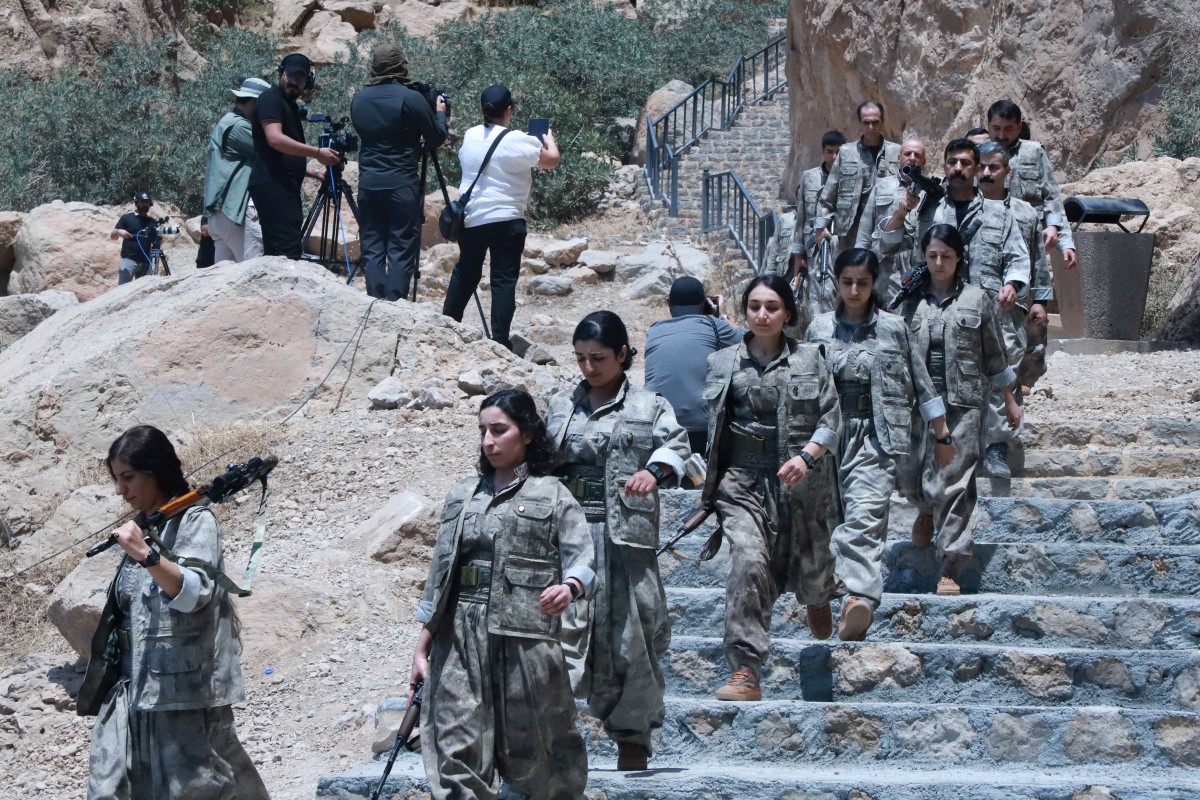 Los combatientes kurdos del PKK destruyen sus armas en una ceremonia en Irak Los combatientes kurdos del PKK destruyen sus armas en una ceremonia en Irak