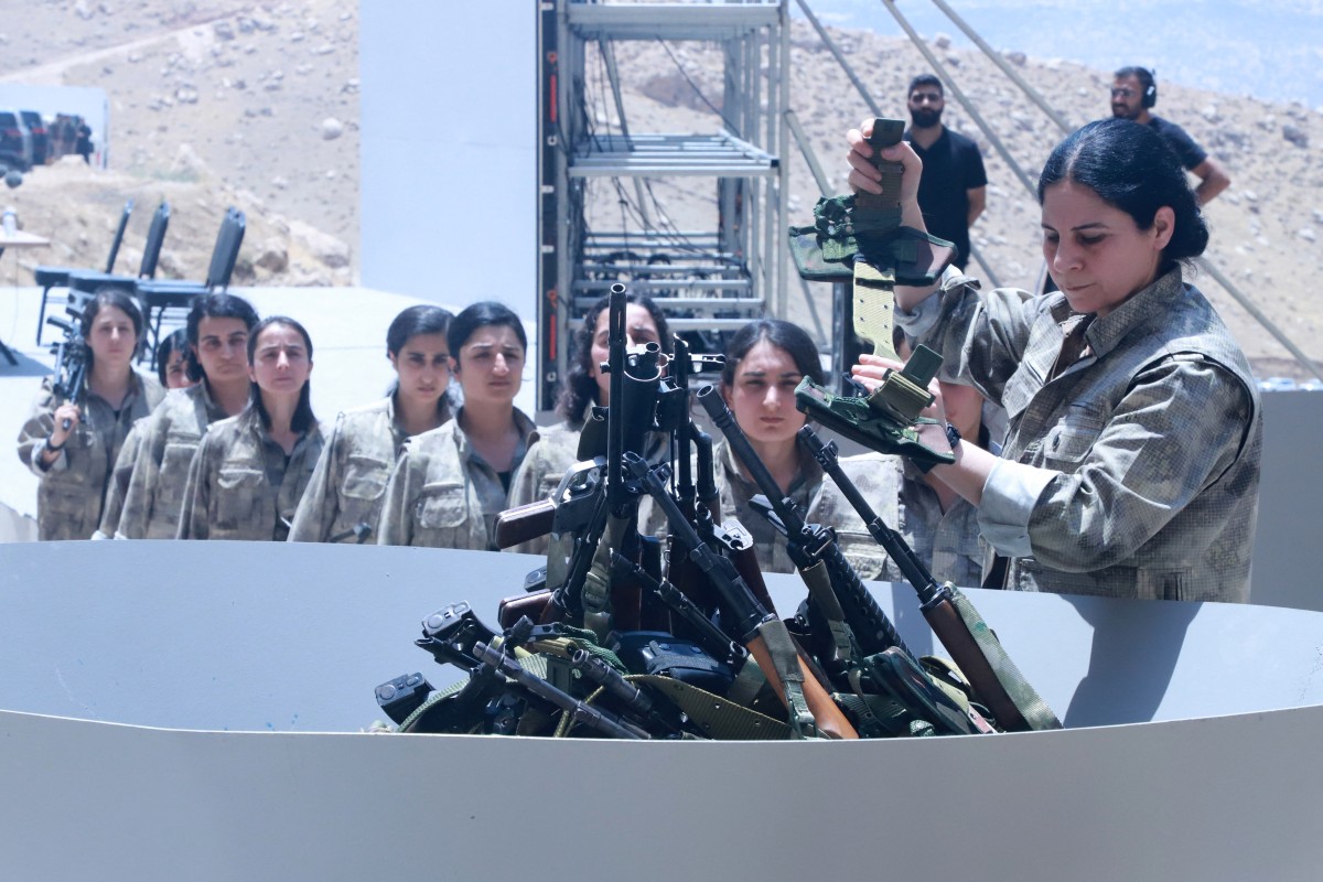 Los combatientes kurdos del PKK destruyen sus armas en una ceremonia en Irak Los combatientes kurdos del PKK destruyen sus armas en una ceremonia en Irak