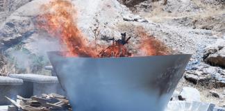 Los combatientes kurdos del PKK destruyen sus armas en una ceremonia en Irak