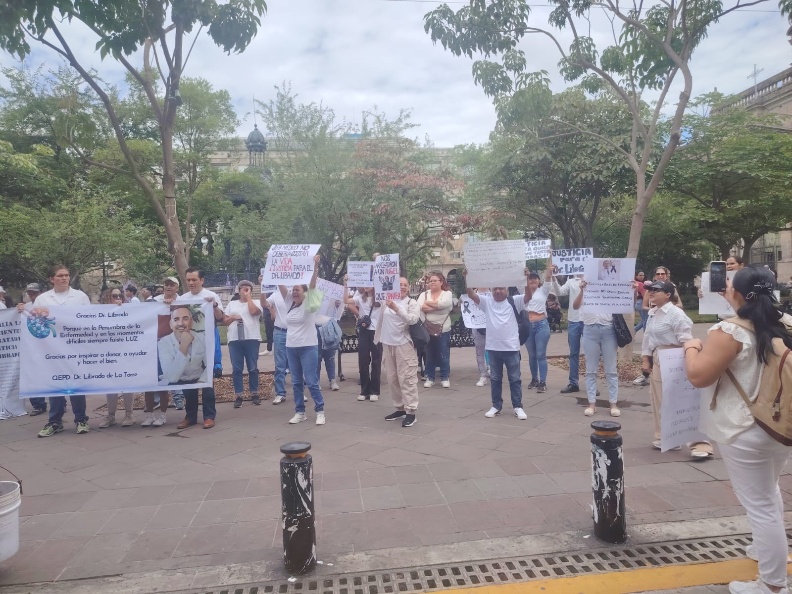Protestan para exigir justicia tras el homicidio del nefrólogo Librado de la Torre