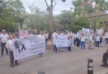 Protestan para exigir justicia tras el homicidio del nefrólogo Librado de la Torre