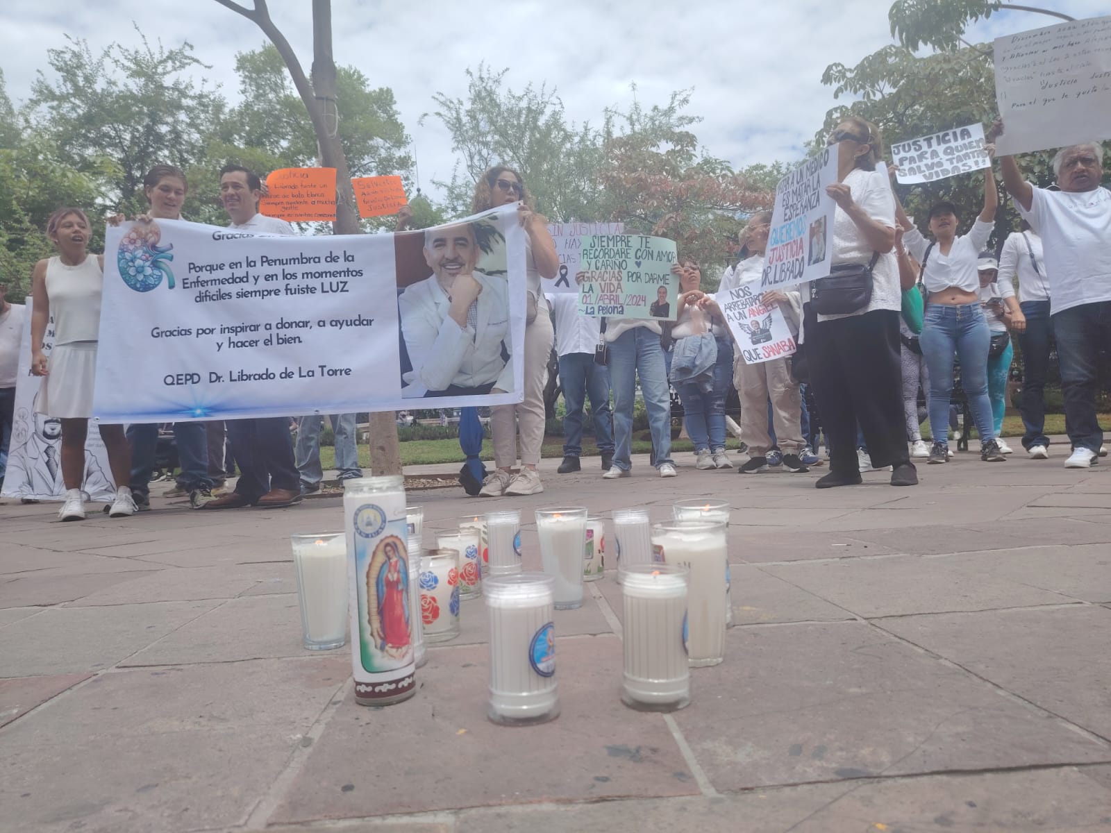 Protestan para exigir justicia tras el homicidio del nefrólogo Librado de la Torre