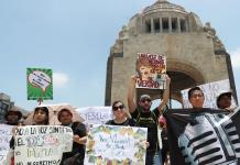 Artistas mexicanos exigen proteger las voces humanas ante herramientas de clonación con IA