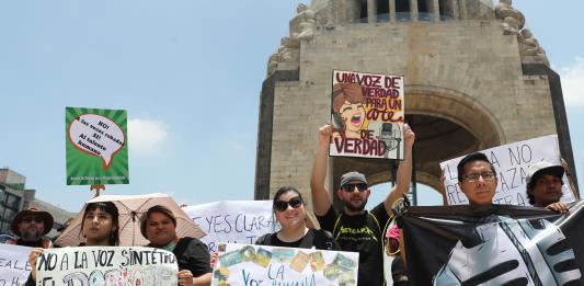 Artistas mexicanos exigen proteger las voces humanas ante herramientas de clonación con IA