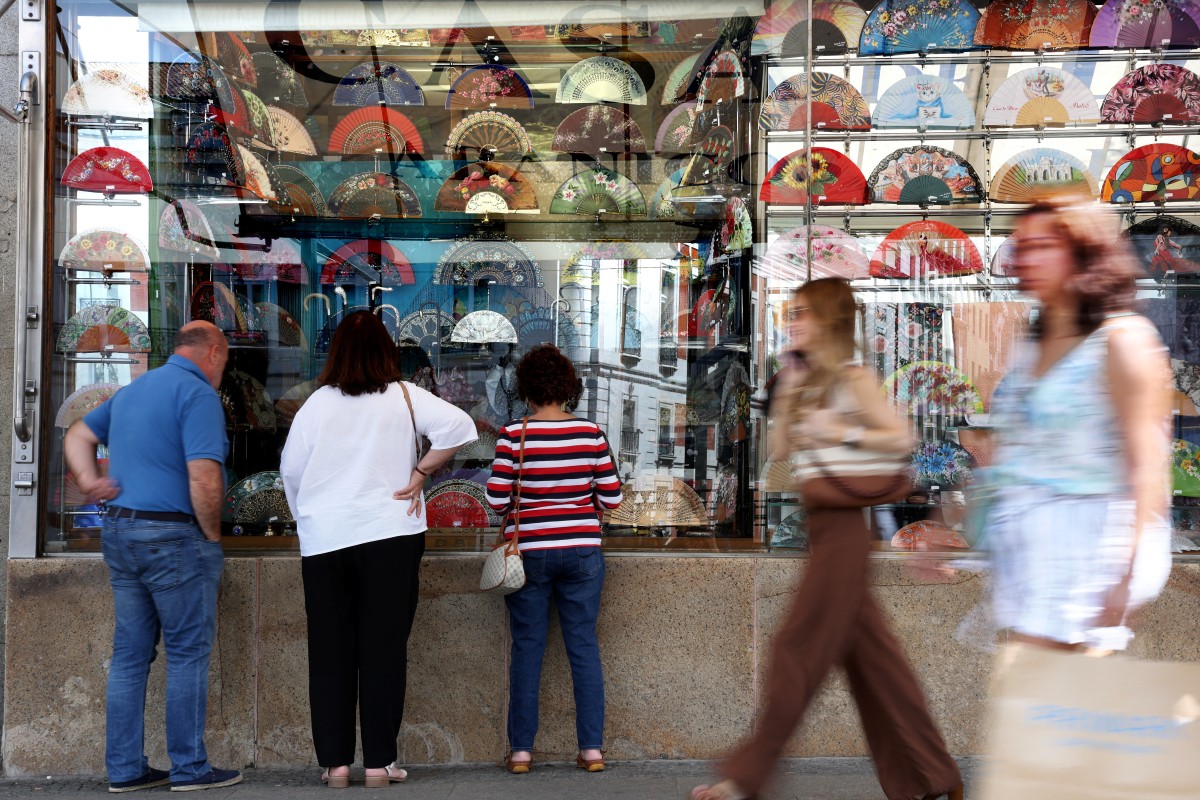 El abanico, un renovado accesorio imprescindible para enfrentar el calor
