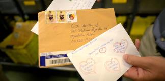 Cartas, mejores deseos y peluches: los entresijos del correo que recibe el papa cada semana