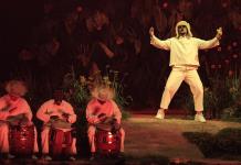 PETA denuncia que Bad Bunny sube gallinas a escenario de residencia musical en Puerto Rico