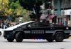 Separan a policías que usaron unidad Cybertruck para ver películas
