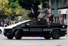 Separan a policías que usaron unidad Cybertruck para ver películas