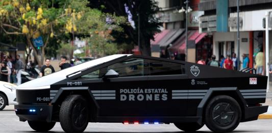 Separan a policías que usaron unidad Cybertruck para ver películas