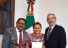 Rigoberta Menchú, Premio Nobel de la Paz 1992, recibe carta de naturalización mexicana
