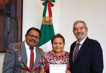 Rigoberta Menchú, Premio Nobel de la Paz 1992, recibe carta de naturalización mexicana