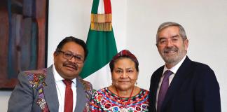 Rigoberta Menchú, Premio Nobel de la Paz 1992, recibe carta de naturalización mexicana