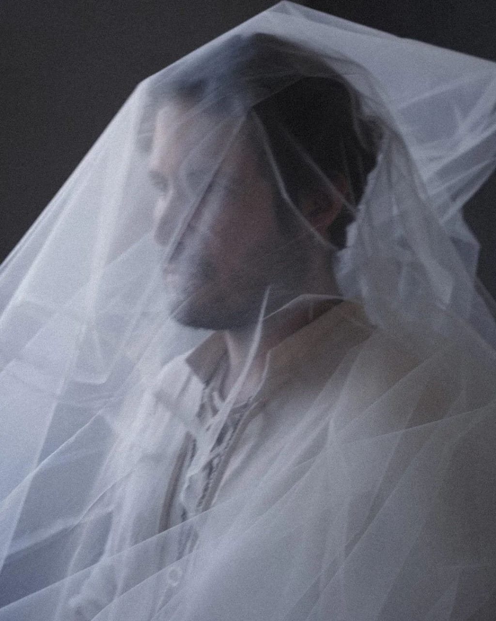 Un capítulo más de folclor y romanticismo en “Tiene que doler”, nuevo sencillo de Enrique H Un capítulo más de folclor y romanticismo en “Tiene que doler”, nuevo sencillo de Enrique H