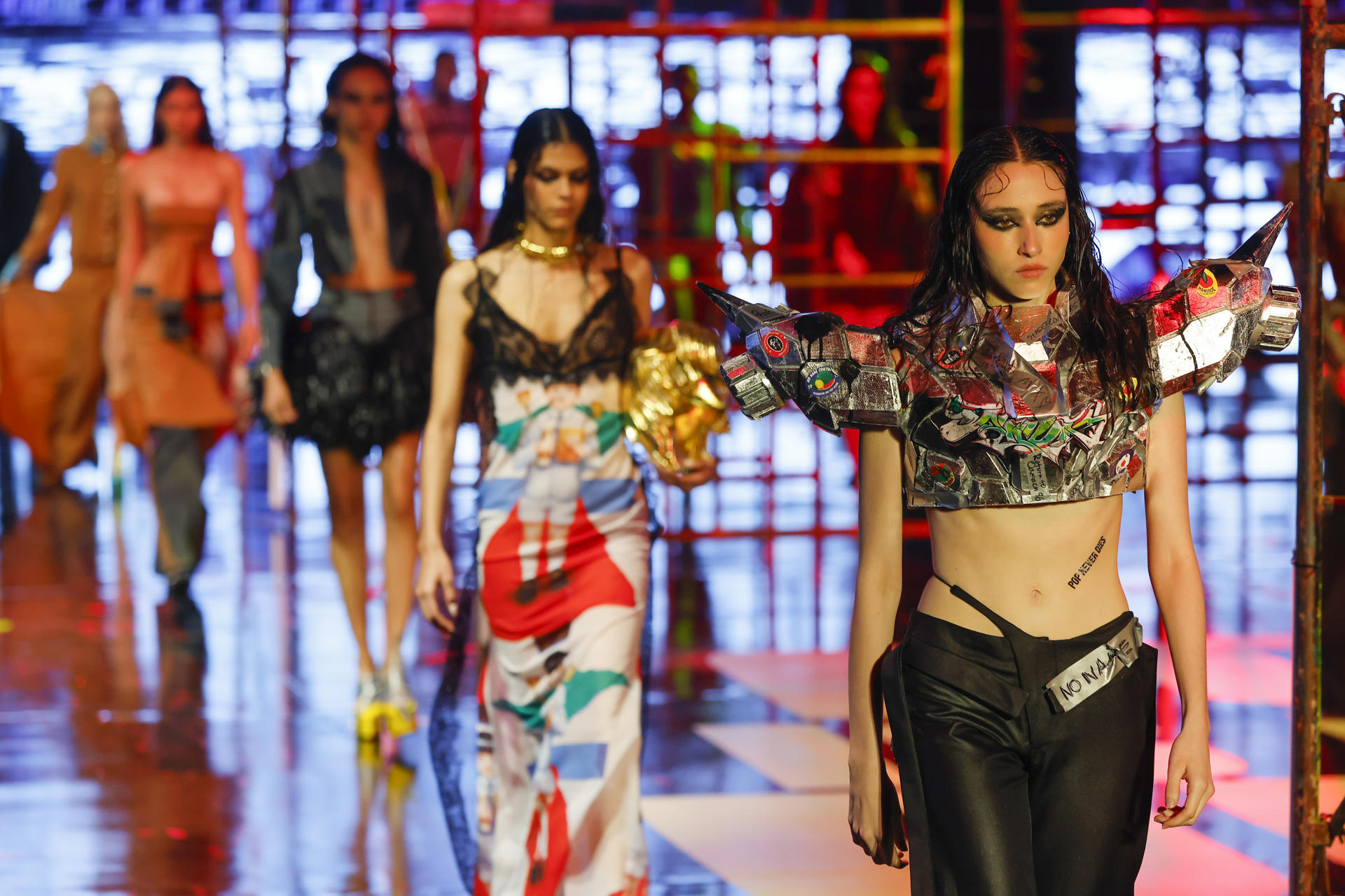 Los iconos pop de los años 90 reviven en una colección de ropa en Intermoda Los iconos pop de los años 90 reviven en una colección de ropa en Intermoda