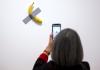 Un visitante se come una banana millonaria expuesta en un museo en Francia
