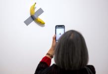 Un visitante se come una banana millonaria expuesta en un museo en Francia