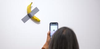 Un visitante se come una banana millonaria expuesta en un museo en Francia