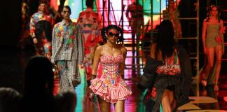 Los iconos pop de los años 90 reviven en una colección de ropa en Intermoda