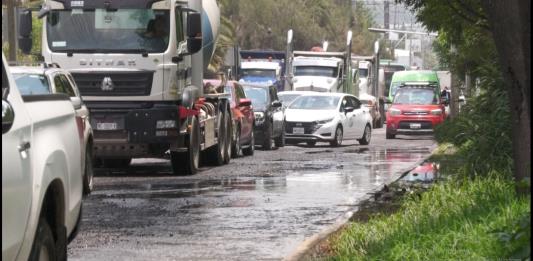 Baches, tráfico y caos: la odisea de cruzar Adolf Horn en Tlajomulco