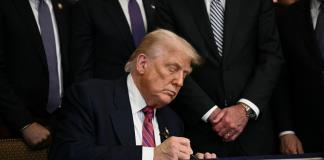 Trump firma decreto que impone 50% de aranceles adicionales a Brasil