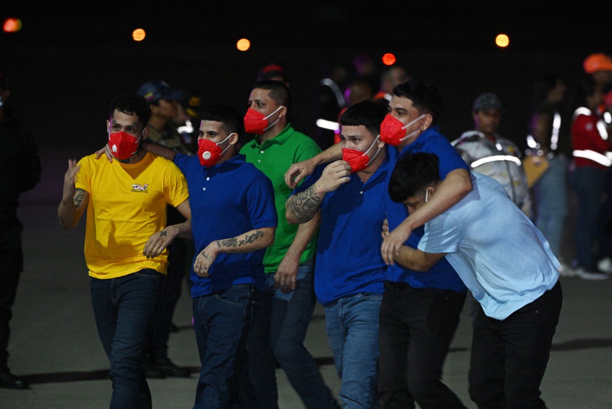 Venezuela denuncia golpizas y abusos a migrantes en megacárcel salvadoreña Venezuela denuncia golpizas y abusos a migrantes en megacárcel salvadoreña