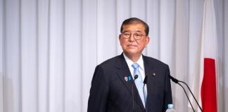 Primer ministro japonés se aferra al cargo pese a debacle electoral