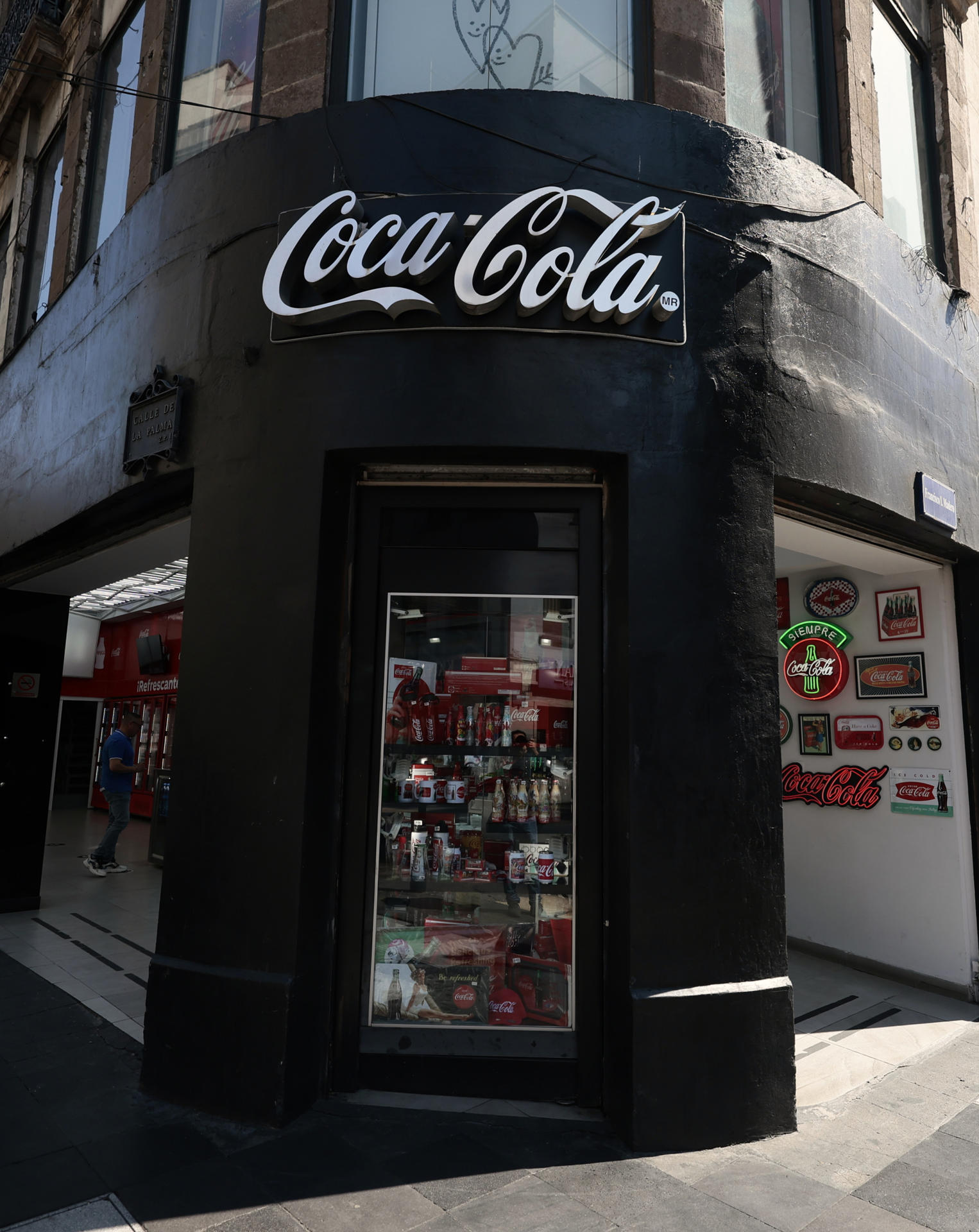Cola-Cola va a añadir una bebida con azúcar pero aclara que no renuncia al jarabe de maíz Cola-Cola va a añadir una bebida con azúcar pero aclara que no renuncia al jarabe de maíz