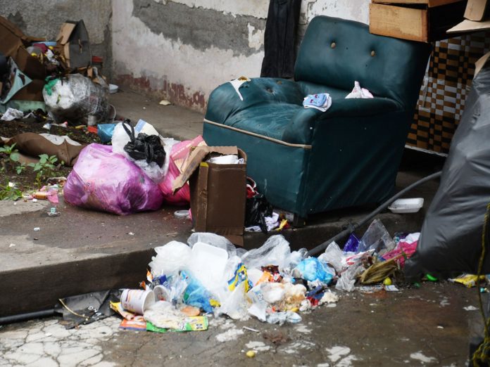 Clausuran vivienda en Tuxpan por convertirlo en basurero clandestino Clausuran vivienda en Tuxpan por convertirlo en basurero clandestino