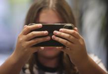El uso del móvil antes de los 13 años compromete la salud mental