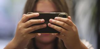 El uso del móvil antes de los 13 años compromete la salud mental
