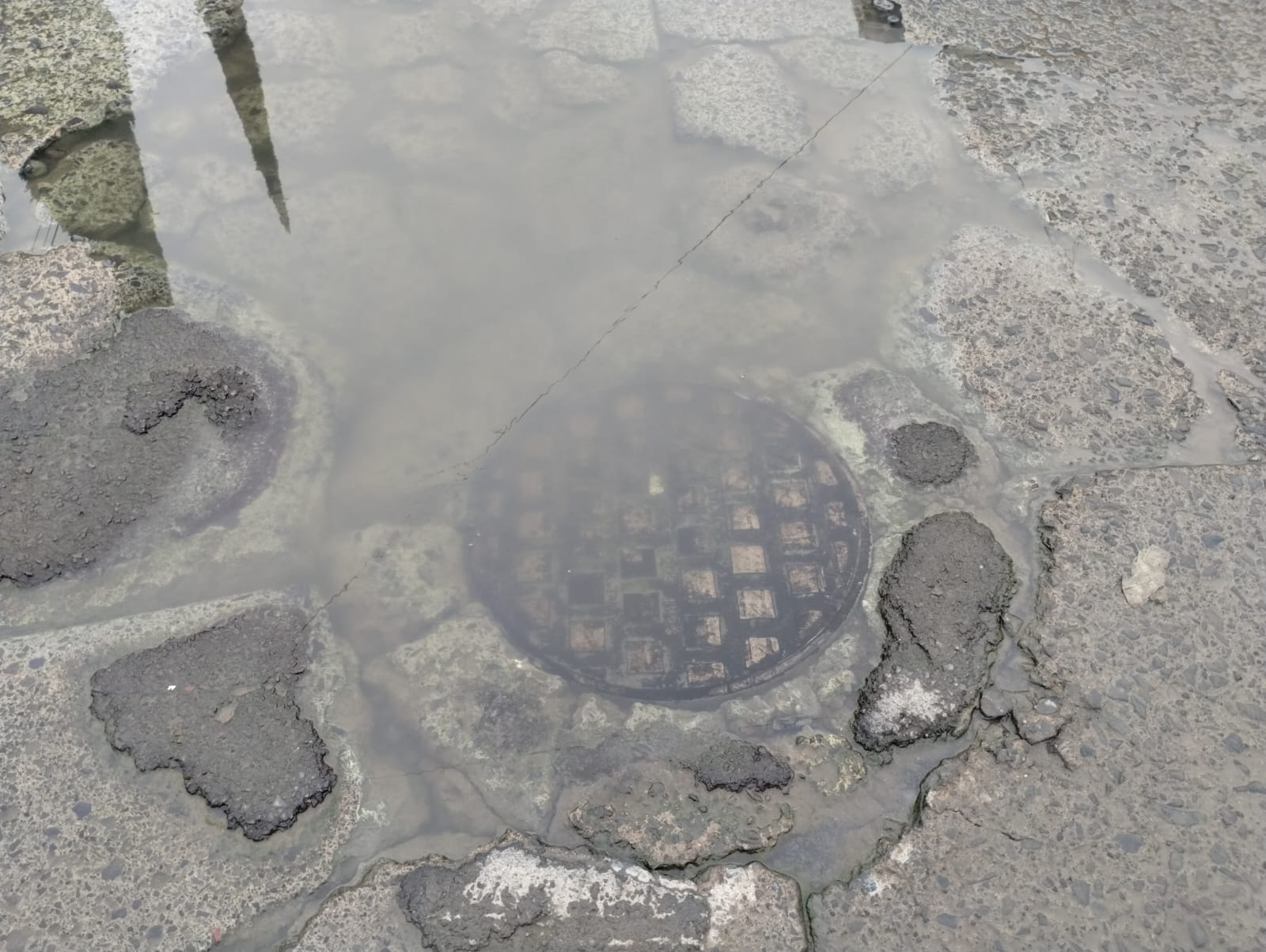 Denuncian problemas en drenajes de la calle Guadalupe Victoria de Ocotlán