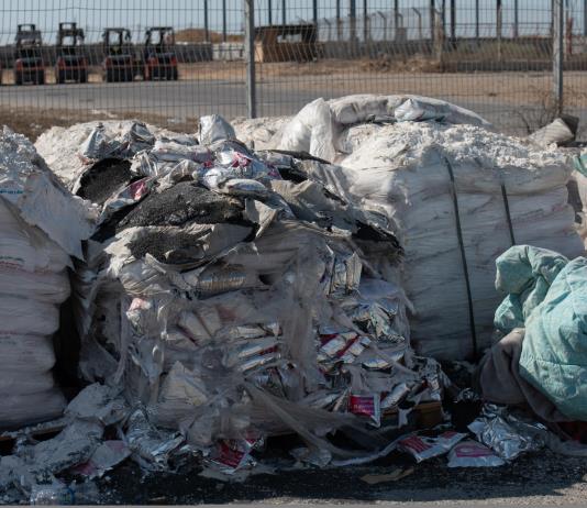 La ayuda alimentaria se descompone bajo el sol mientras la hambruna persiste en Gaza
