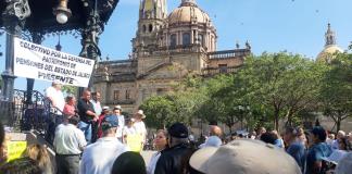 Jubilados bloquean el Centro por crisis en servicios médicos del Ipejal