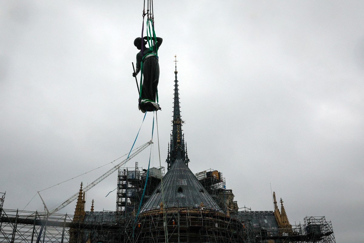 La catedral Notre Dame de París recupera todas las estatuas que adornan la base de su aguja La catedral Notre Dame de París recupera todas las estatuas que adornan la base de su aguja