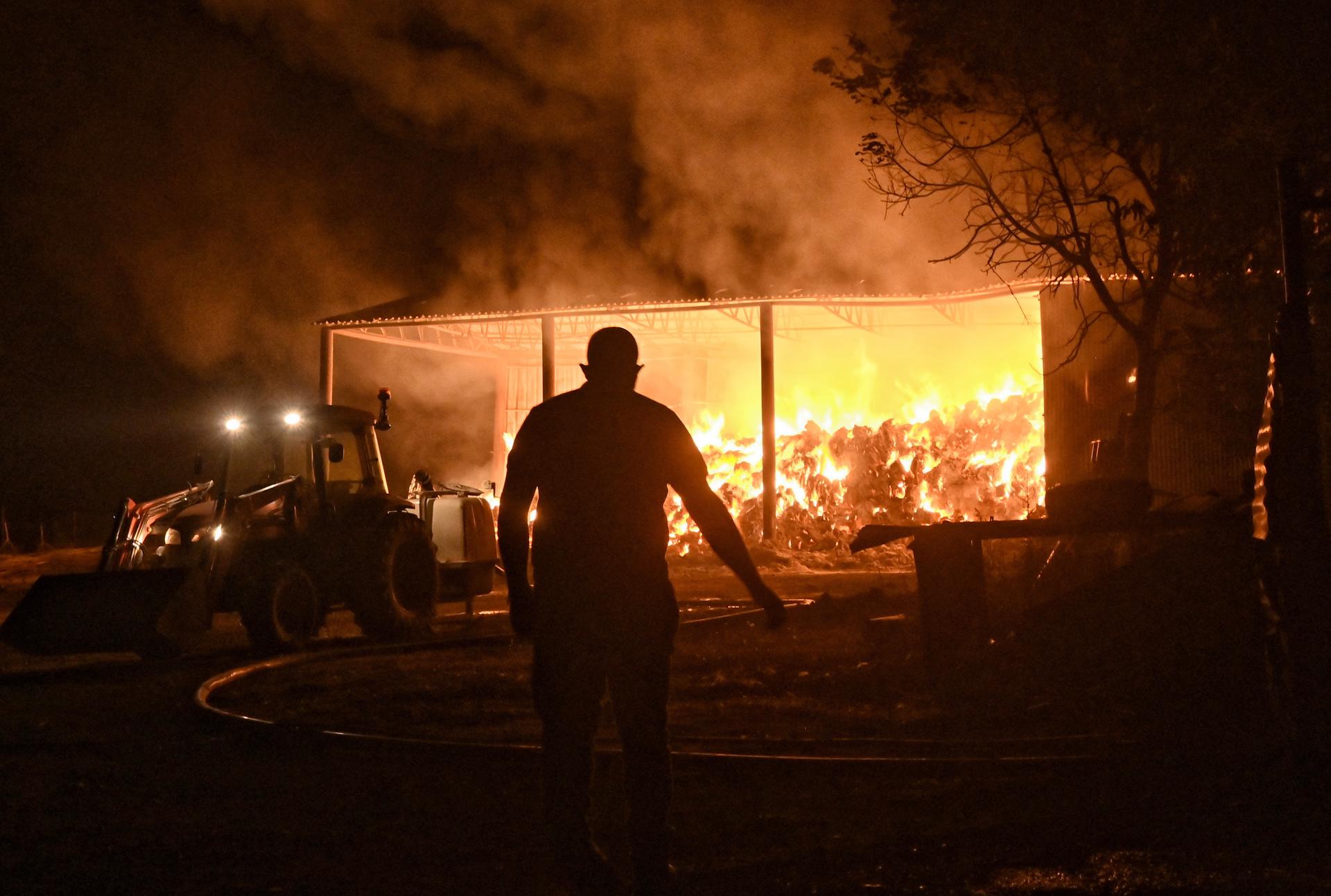 Grecia lucha contra siete incendios en medio de una ola de calor tórrido