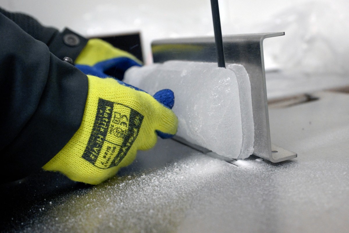 En un laboratorio de Bruselas, científicos estudian hielo en busca de claves climáticas En un laboratorio de Bruselas, científicos estudian hielo en busca de claves climáticas