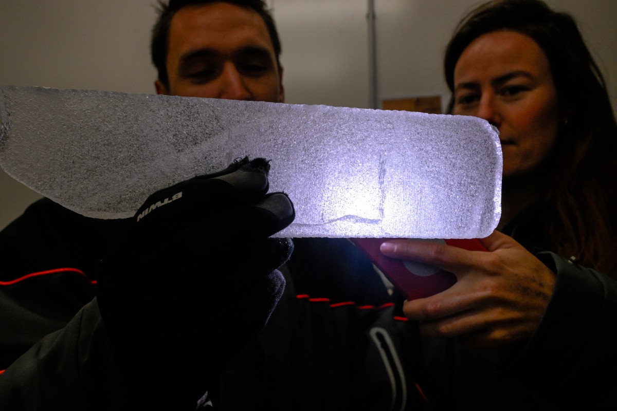 En un laboratorio de Bruselas, científicos estudian hielo en busca de claves climáticas En un laboratorio de Bruselas, científicos estudian hielo en busca de claves climáticas