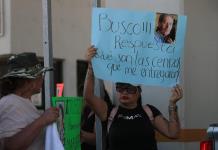 Mexicanos toman cruce fronterizo a un mes de hallazgo de cadáveres hacinados en crematorio