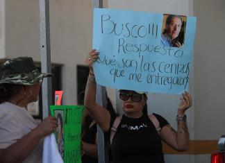 Mexicanos toman cruce fronterizo a un mes de hallazgo de cadáveres hacinados en crematorio