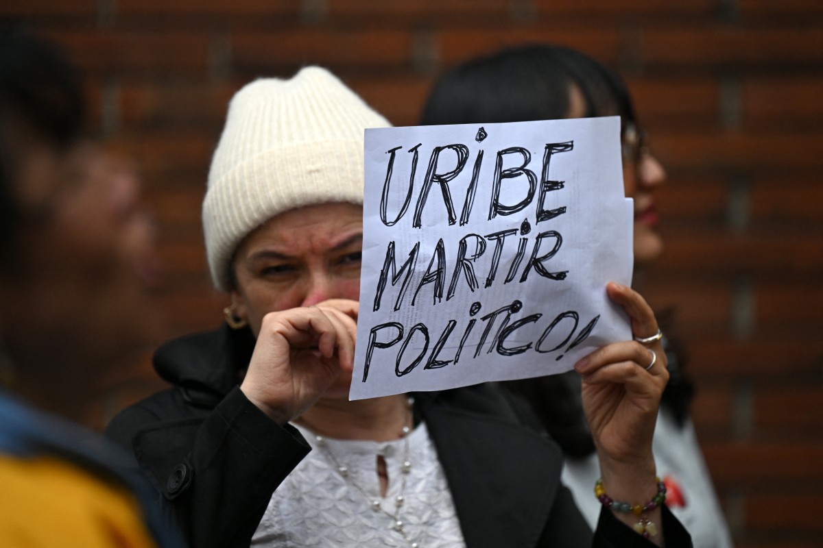Expresidente colombiano Uribe, hallado culpable por soborno a un paramilitar Expresidente colombiano Uribe, hallado culpable por soborno a un paramilitar