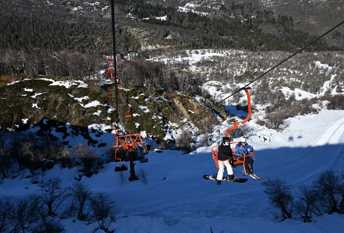 Con la nieve en retirada, los centros de esquí de Chile se adaptan al cambio climático Con la nieve en retirada, los centros de esquí de Chile se adaptan al cambio climático