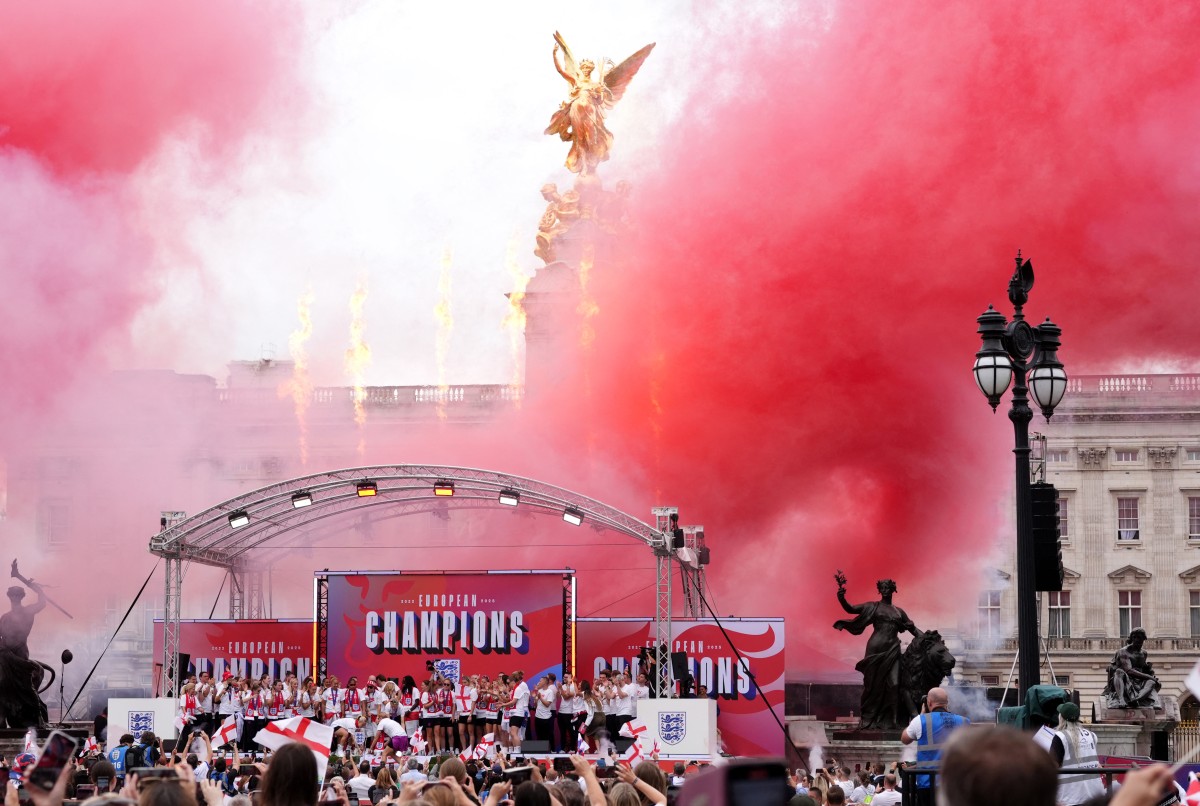 Inglaterra celebra la Eurocopa con miles de aficionados en Londres Inglaterra celebra la Eurocopa con miles de aficionados en Londres